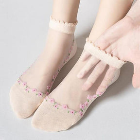 LaceFlow – Transparent Floral Ankle Socks
