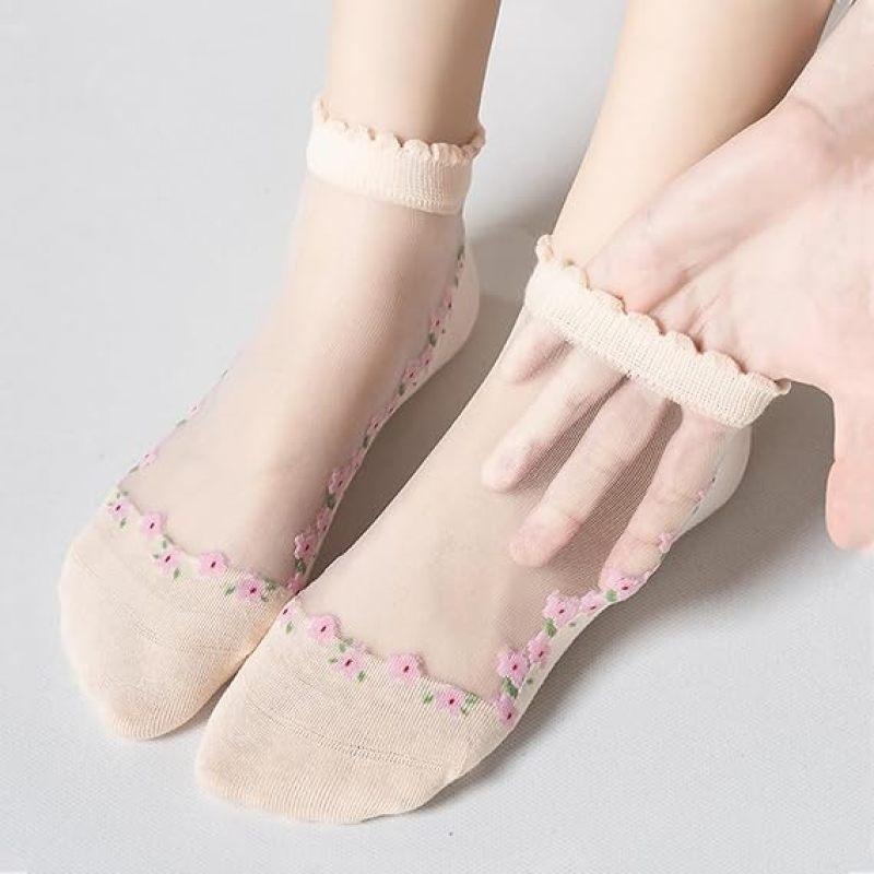 LaceFlow – Transparent Floral Ankle Socks