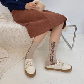 LumeFlora – Soft Cotton Embroidered Flower Socks