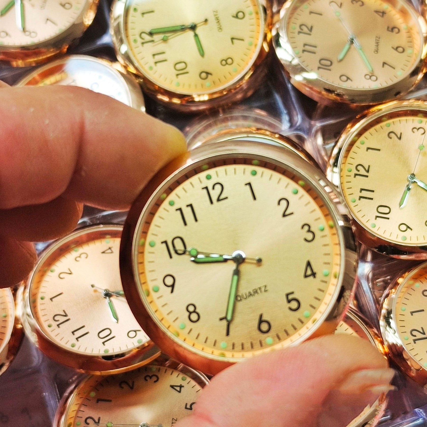 RetroTick – Luminous Vintage Mini Clock Decor