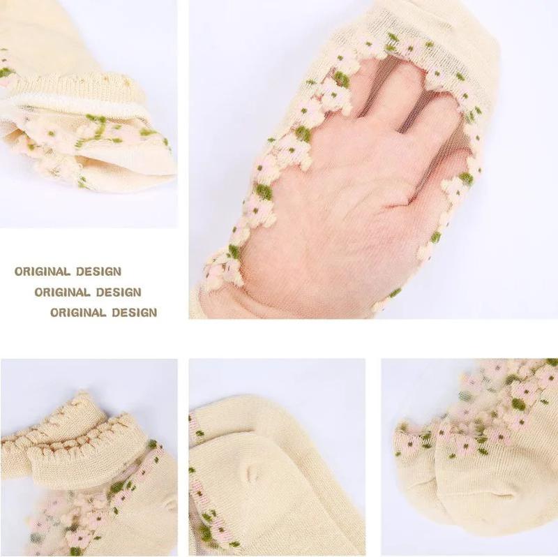 LaceFlow – Transparent Floral Ankle Socks