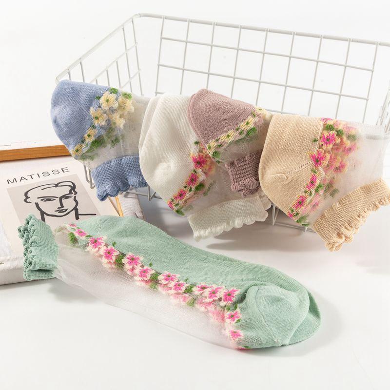 LaceFlow – Transparent Floral Ankle Socks