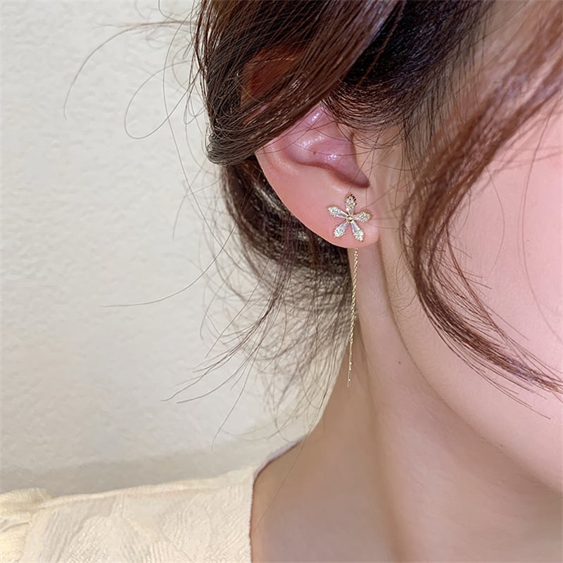 BloomSpark – Shiny Diamond Flower Earrings