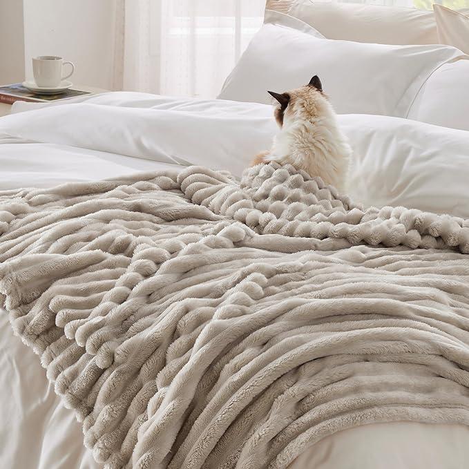CozyStripe – Ultra Soft Striped Blanket