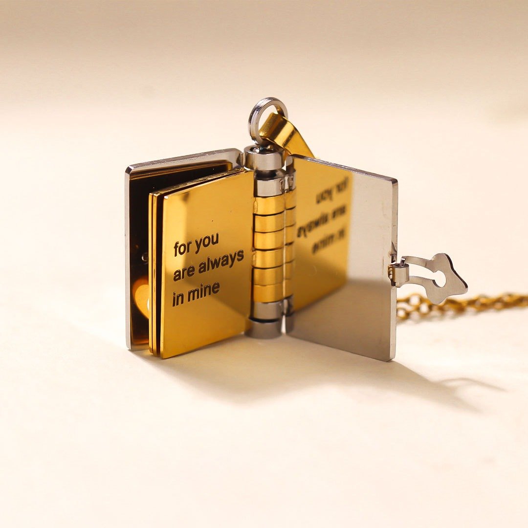 LoveStory – Chapter Book Necklace Gift