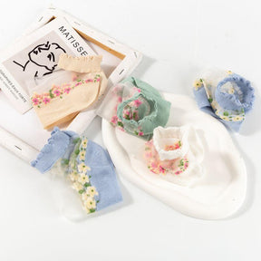 LaceFlow – Transparent Floral Ankle Socks