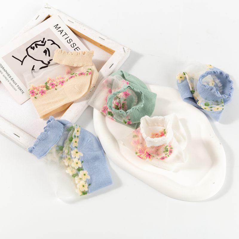 LaceFlow – Transparent Floral Ankle Socks