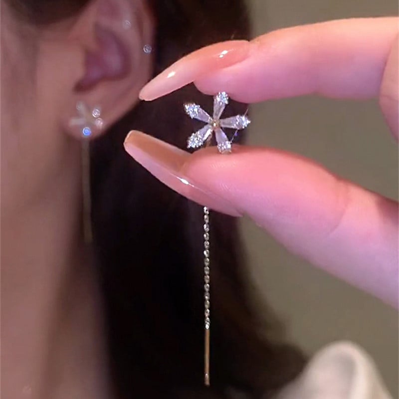 BloomSpark – Shiny Diamond Flower Earrings