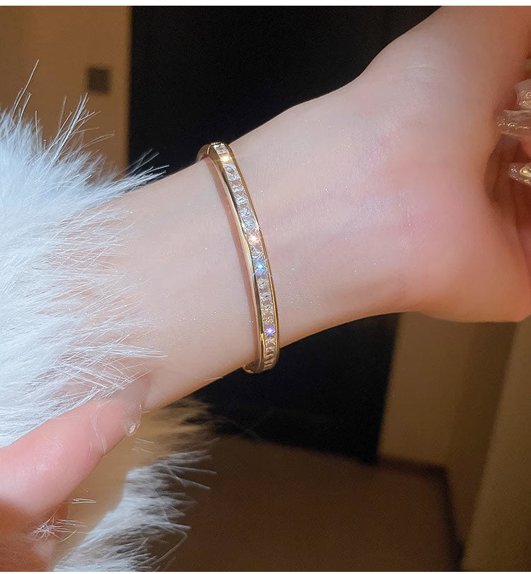 StarlightAura – Elegant Charm Bracelet