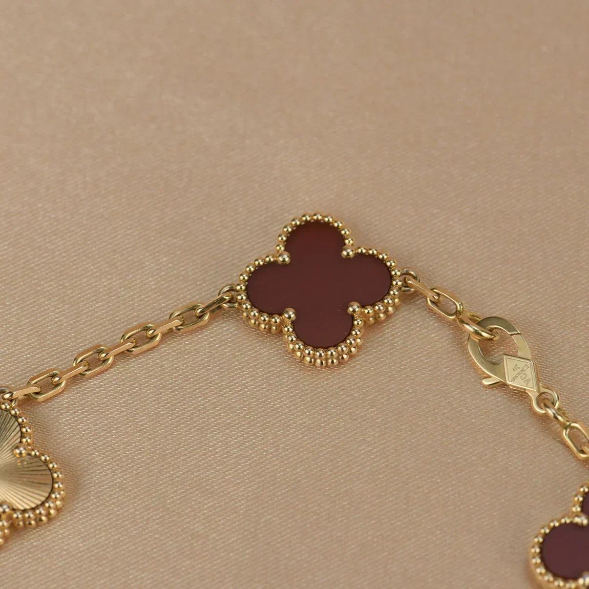 AuraLeaf – Lucky Carnelian Clover Bracelet