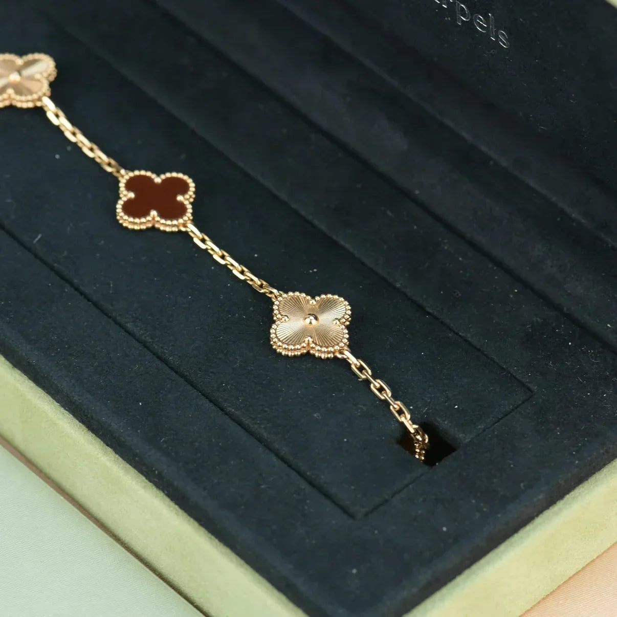 AuraLeaf – Lucky Carnelian Clover Bracelet