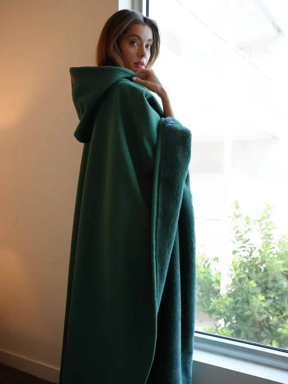 FleeceGuard™ – Ultra-Soft Thermal Hooded Cloak for Cozy Warmth
