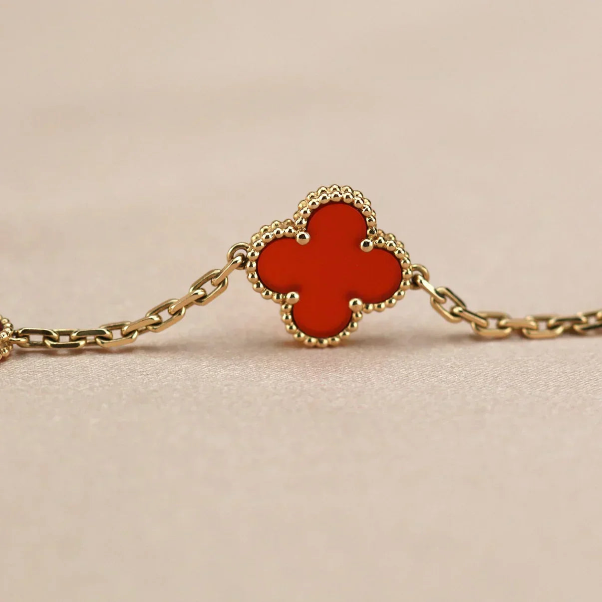 AuraLeaf – Lucky Carnelian Clover Bracelet