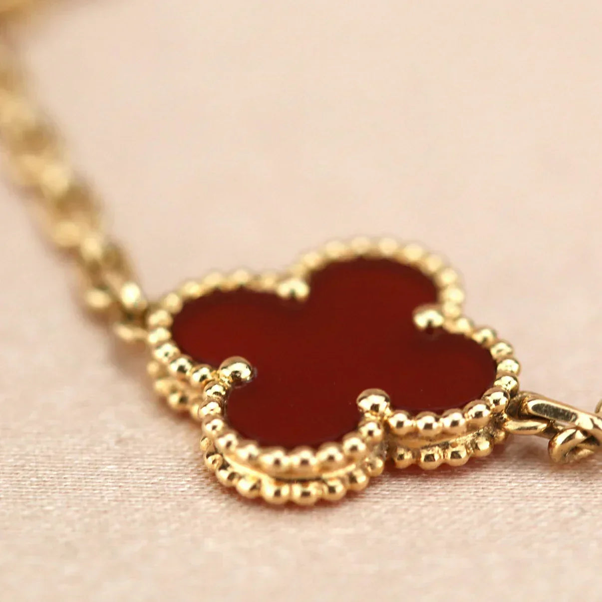 AuraLeaf – Lucky Carnelian Clover Bracelet