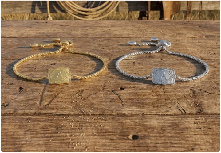 LetterLuxe Glow – Adjustable Name Bracelet