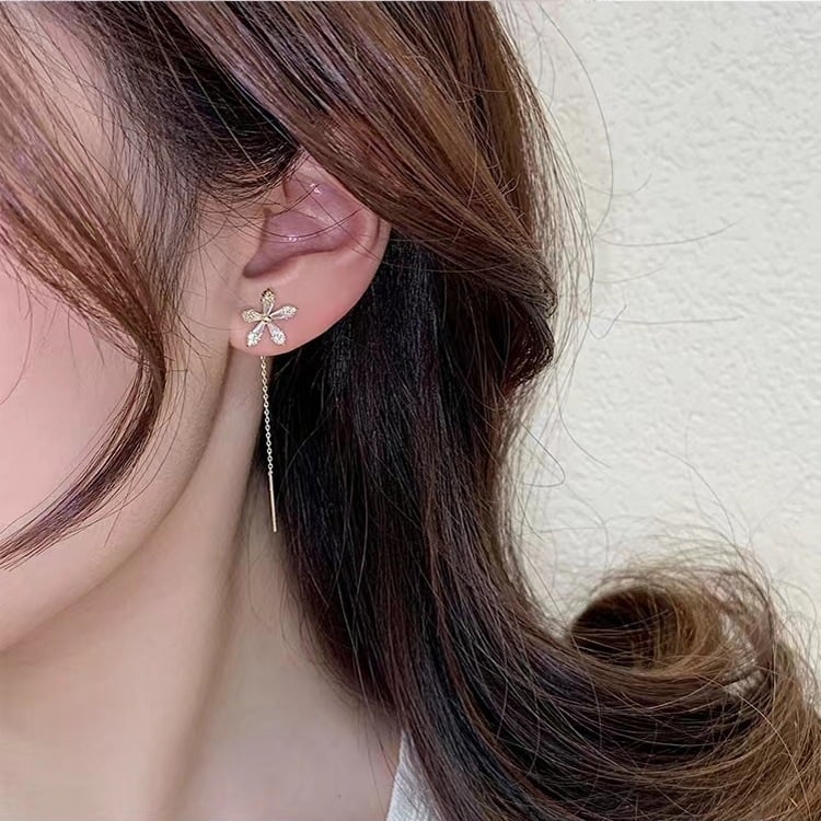 BloomSpark – Shiny Diamond Flower Earrings