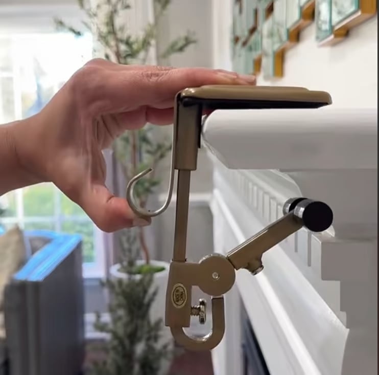 CozyGlow – Decorative Stocking and Garland Holder