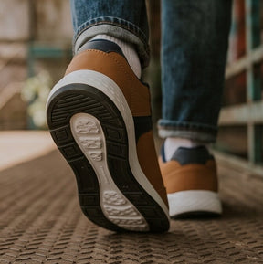 Ribbon — Stripe-Detailed Sneaker for Daily Wear